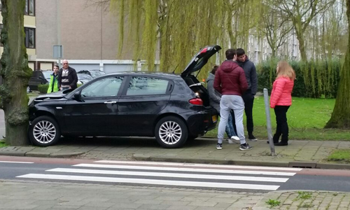 18 maart Auto komt tegen boom tot stilstand Dr. Wiardi Beckmansingel Vlaardingen