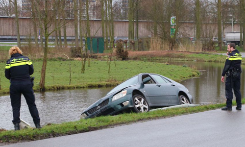 18 maart Voertuig raakt te water Broekpolderweg Vlaardingen