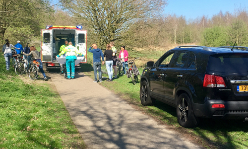 2 april Omstanders verlenen eerste hulp bij val Wielrenner Broekpolder Vlaardingen