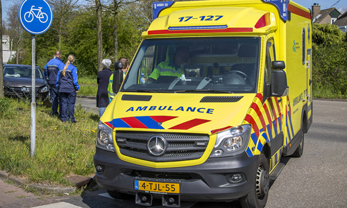 11 aprilAuto botst tegen boom Albert Schweitzersingel Vlaardingen