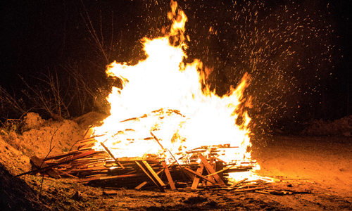 16 april Flinke brand in stapel hout op bouwterrein Zwanensingel Vlaardingen