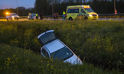17 april Auto te water na aanrijding A20 Vlaardingen