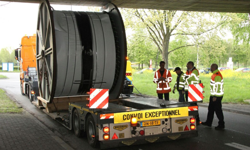 19 april Dieplader rijdt zich vast onder viaduct Marathonweg Vlaardingen