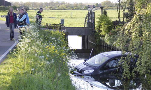 23 april Auto te water geraakt Groeneweg Schiedam