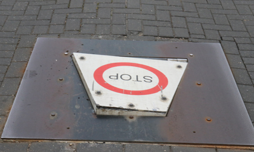 24 april Twee auto’s beschadigd door poller Harreweg Schiedam