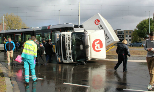 25 april Vrachtwagen gekanteld en tram ontspoord na aanrijding Rotterdamsedijk Schiedam