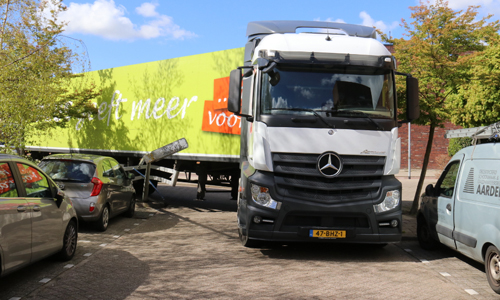 26 april Vrachtwagen gaat te kort door de bocht Warmoezenierstraat Schiedam