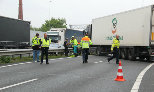 2 mei Geschaarde vrachtwagen blokkeert A20 Rotterdam
