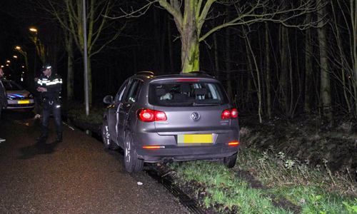 4 februari Auto rijdt tegen boom aan Zuidbuurt Vlaardingen