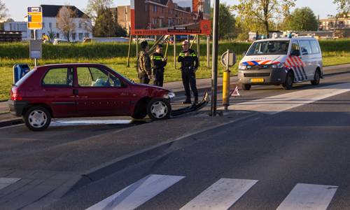 8 mei Personenauto klapt tegen lantaarnpaal Galgkade Vlaardingen