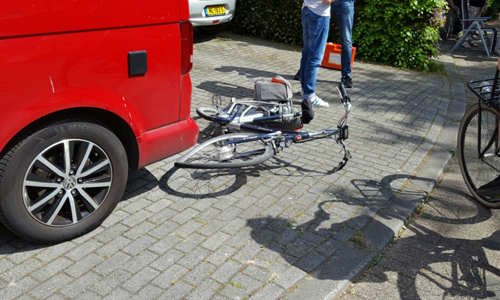 17 mei Fietsster gewond na aanrijding met auto Aletta Jacobskade Vlaardingen