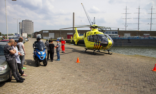 21 mei Schipper meert pal naast vertrekkende traumahelikopter aan Rotterdam