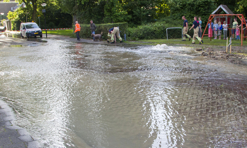 24 mei Leidingbreuk, straat blank en woningen tijdelijk geen water Van der Werffstraat Vlaardingen
