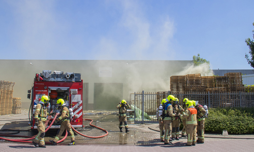 26 mei Gele rook na explosie in container Fokkerstraat Schiedam