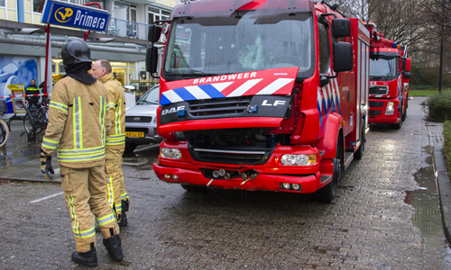 9 februari Brandweerwagen vliegt uit de bocht en beland tegen lantaarnpaal Dirk de Derdelaan Vlaardingen