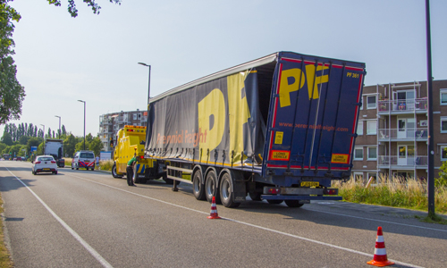 20 juni Vrachtwagen raakt viaduct en rijdt verder Holysingel Vlaardingen