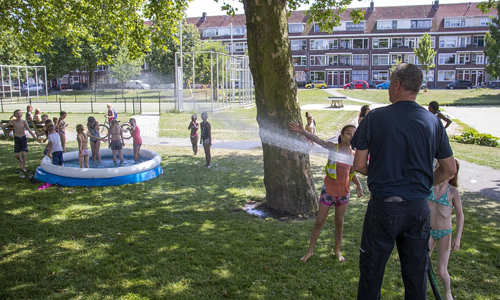 21 juni Brandweer zorgt voor verkoeling Marconistraat Schiedam