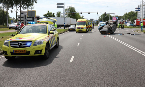 27 juni Auto ondersteboven na aanrijding Capelseweg Capelle aan den IJssel