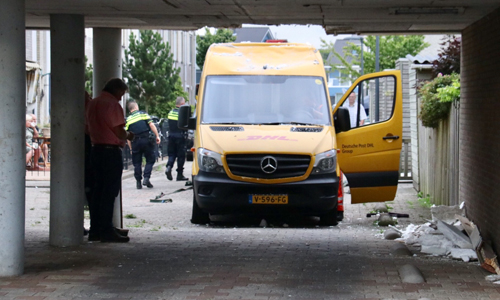 25 juli Bestelbus rijdt zich klem bij verlaten woonwijk Dilleveld Schiedam