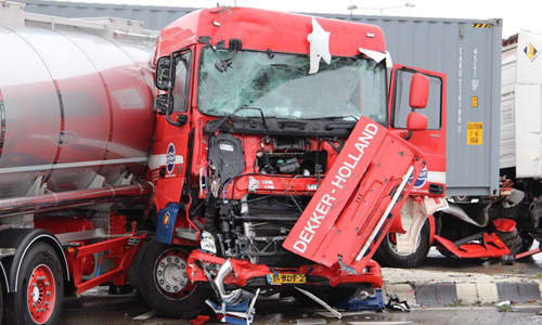 3 augustus Flinke ravage na aanrijding tussen twee vrachtwagens Vondelingenweg Pernis