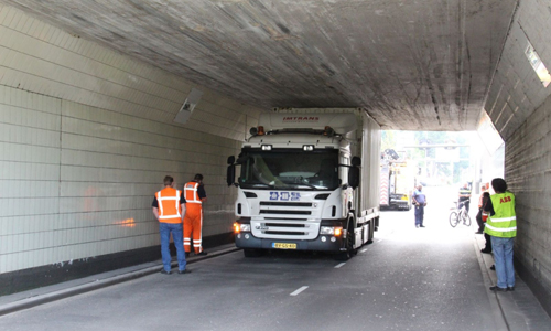10 augustus Vrachtwagen rijdt zich klem onder tunnel Droogleever Fortuijnplein Rotterdam