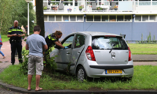 15 augustus Eenzijdig ongeval tussen auto en boom Amsterdamlaan Vlaardingen