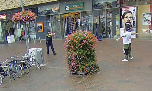 17 augustus Politie houdt persoon aan met getrokken pistool v. Hogendorplaan Vlaardingen