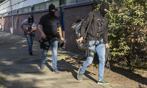 28 augustus Hulpdiensten 7,5 uur bezig met verwarde man Debijeweg Rotterdam