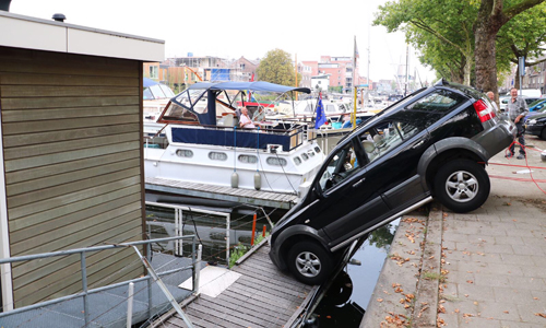 29 augustus Auto rijdt van kade af Nieuwe Haven Schiedam