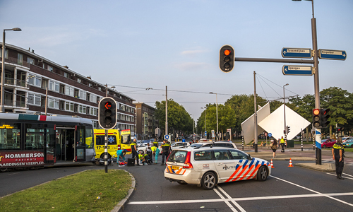 29 augustus Tram schept brommer op drukke kruising Marconiplein Rotterdam