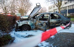 Auto volledig uitgebrand op parkeerplaats Reviusplein Maassluis
