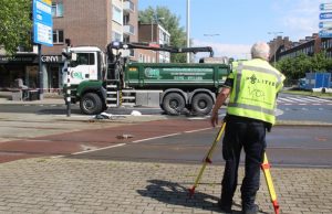 Fietsster zwaargewond na aanrijding met vrachtwagen Goudsesingel Rotterdam