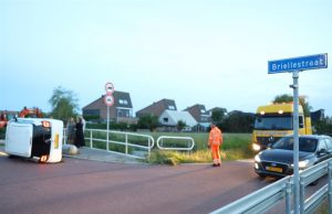 Auto raakt biggenrug en kantelt Briellestraat Berkel en Rodenrijs