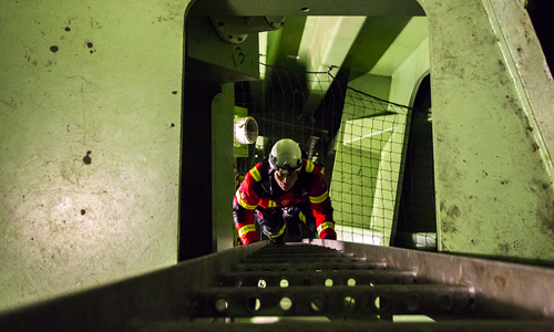 2 oktober Hoogtereddingsteam haalt gewonde uit topje van Erasmusbrug Rotterdam