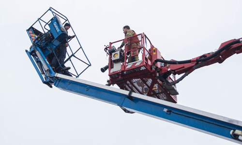 18 februari Mannen vast in gekantelde hoogwerker Vlaardingen