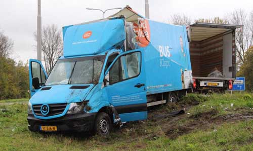 11 november Vrachtwagen over de kop afrit A4 Schiedam