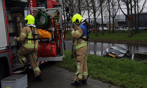 21 november Auto te water na aanrijding Matlingeweg Rotterdam