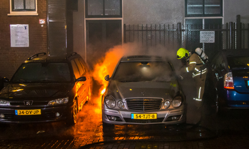 24 december Auto gaat in vlammen op Heemraadstraat Vlaardingen