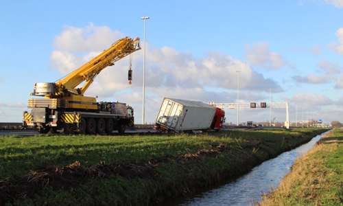 28 december Lange file door weggezakte vrachtwagen A20 Vlaardingen
