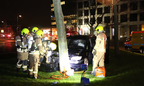 30 december Auto botst tegen boom Marconiplein Rotterdam