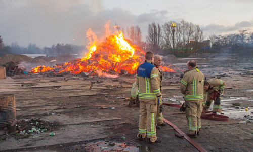 1 januari Afblussen vreugdevuur kost tijd en veel verbazing Marathonweg Vlaardingen