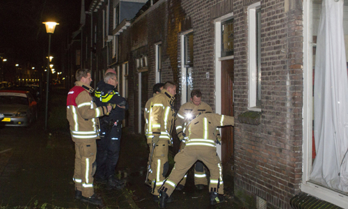 5 januari Water stroomt uit woning brandweer breekt deur open Vlaardingen