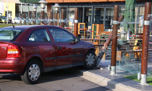 26 maart Auto rijdt terras McDonalds op Driemanssteeweg Rotterdam