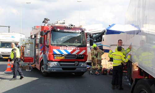 29 maart Zware aanrijding met drie vrachtwagens A20 Rotterdam