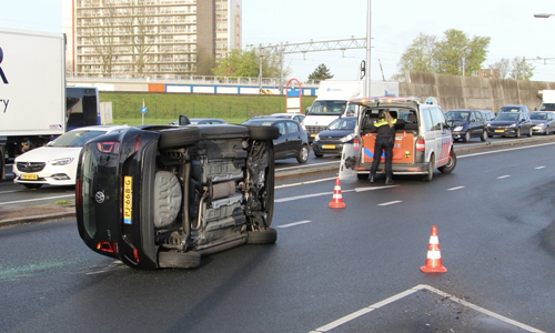16 april Auto gekanteld bij aanrijding oprit A20 Schiedam