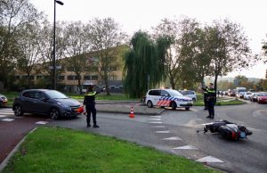 Scooterrijder aangereden door auto Reigerlaan Vlaardingen