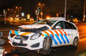 Nieuwe politiewagen zwaar beschadigd na aanrijding Churchillweg Schiedam