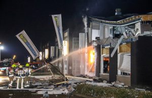 Bedrijfpand ingestort na explosie Kiotoweg Rotterdam