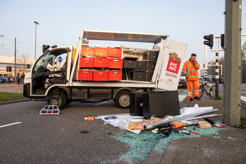 Picnic wagen in Schiedam kantelt op zijkant - District8.net