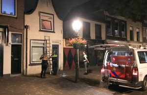 Politie betreedt woning in verband met geluidsoverlast Broersveld Schiedam